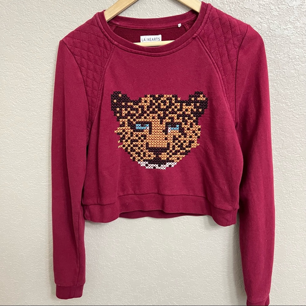 La hearts cheetah head Embroidered burgundy Crop sweatshirt sz small